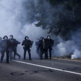 Urbani gerilski rat: U Limožu u Francuskoj oko 100 ljudi gađalo vozila i policiju kašikarama 2