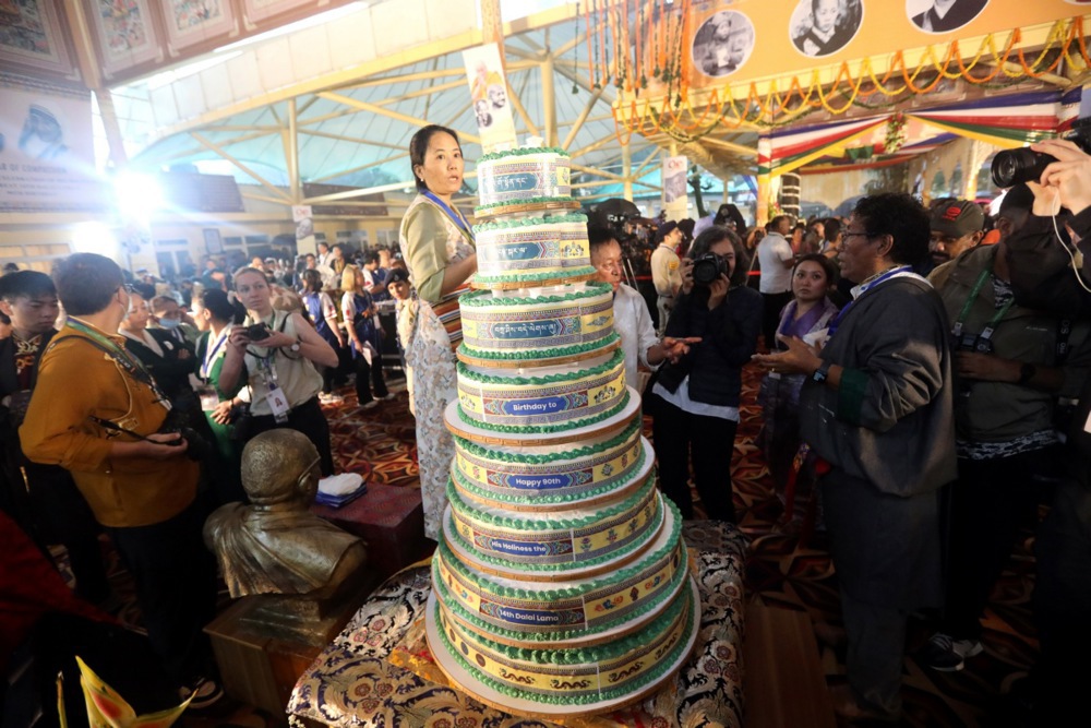 Dalaj Lama proslavlja 90. rođendan, među gostima i Ričard Gir (FOTO) 3 Dalaj Lama proslavlja 90. rođendan, među gostima i Ričard Gir (FOTO) 3