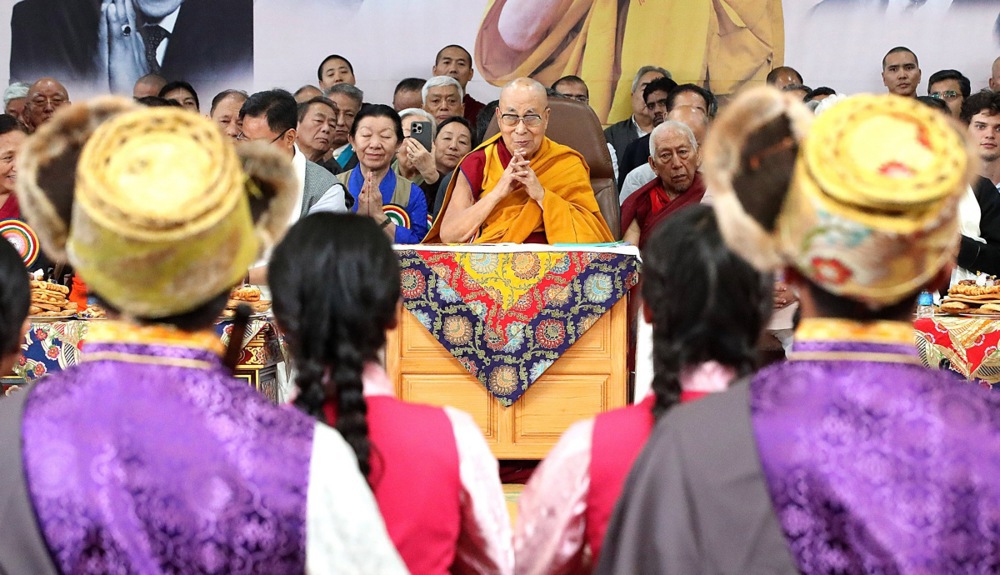 Dalaj Lama proslavlja 90. rođendan, među gostima i Ričard Gir (FOTO) 2 Dalaj Lama proslavlja 90. rođendan, među gostima i Ričard Gir (FOTO) 2