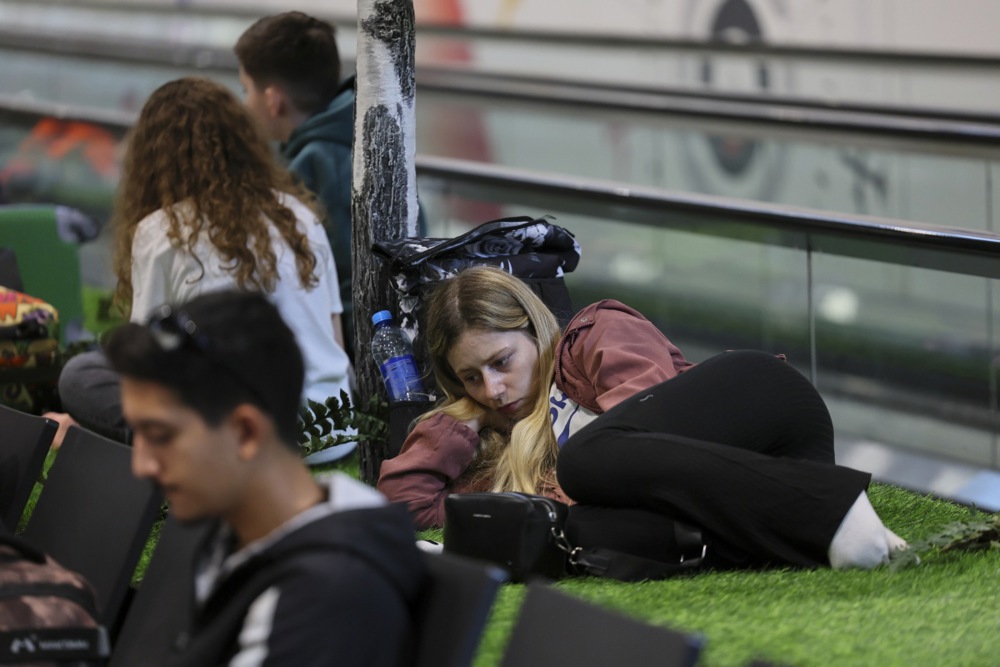 Kolaps na moskovskim aerodromima, za tri dana otkazano ili odloženo više od 1.000 letova: Na Šeremetjevu putnicima se dele gumeni dušeci (VIDEO) 2