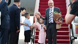 Australijski premijer Entoni Albaniz (Anthony Albanese) započeo je danas posetu Kini u cilju produbljivanja nedavno stabilizovanih trgovinskih odnosa, uprkos još uvek prisutnim bilateralnim tenzijama.