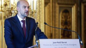 
Francuski ministar spoljnih poslova Žan-Noel Baro sastao se danas sa ukrajinskim predsednikom Volodimirom Zelenskim tokom zvanične posete Kijevu, ubrzo posle novog talasa ruskih napada.