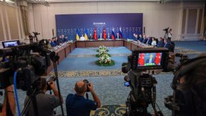 U Istanbulu su nakon 40 minuta završeni pregovori delegacija Rusije i Ukrajine, treći po redu, a prethodno je održan bilateralni sastanak šefova delegacija Vladimira Medinskog i Rustema Umerova, a zatim i konsultacije ruske delegacije, prenosi TASS.