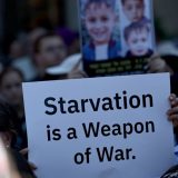 Gardijan analizira: Kako Izrael propagandnom kampanjom pokušava da skine sa sebe odgovornost za izgladnjivanje i ubijanje Palestinaca 11