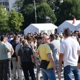 Na platou ispred Skupštine Srbije više stotina ljudi, nepoznat razlog okupljanja (VIDEO) 3