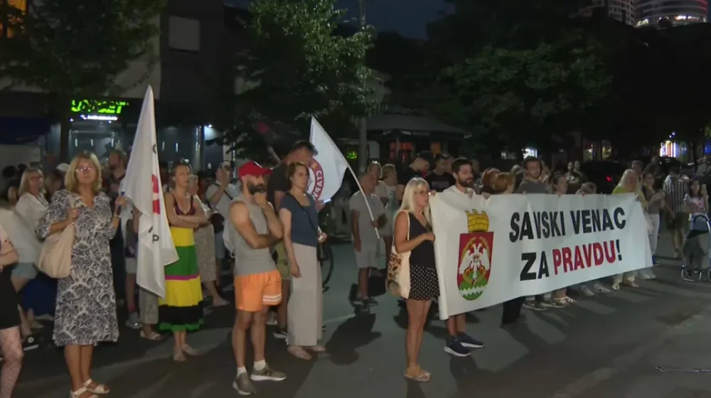 Građani se okupili ispred stana Zlatibora Lončara 1