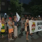 Građani se okupili ispred stana Zlatibora Lončara 5