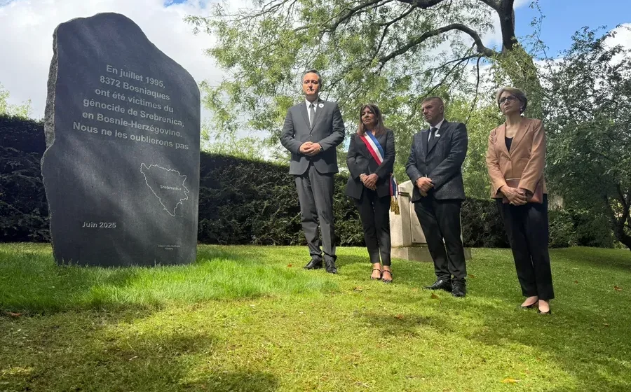 U Parizu postavljen spomenik žrtvama genocida u Srebrenici 1