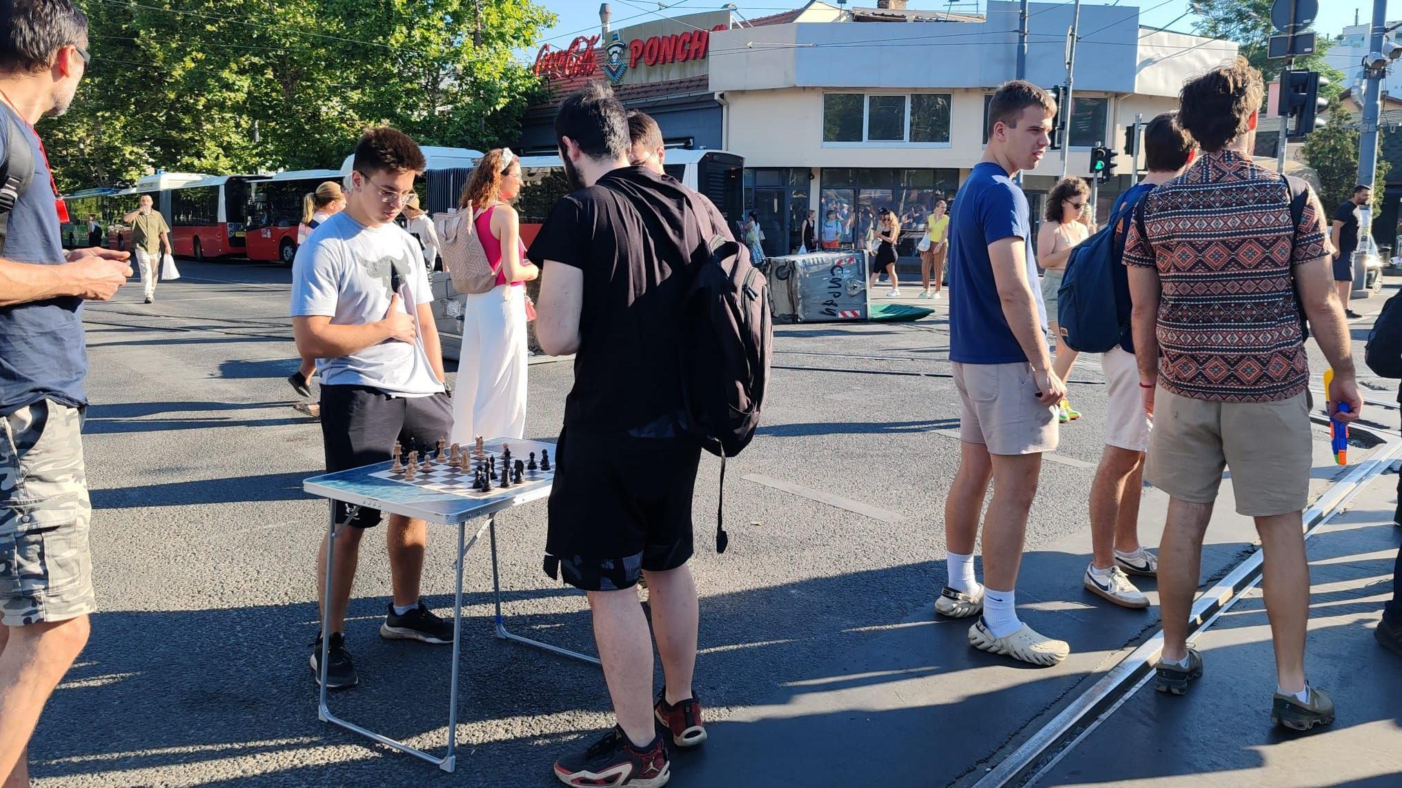 'Sve da stane': Privođenja zbog mobilnih blokada u gradovima širom Srbije 8 Studenti igraju šah na raskrsnici