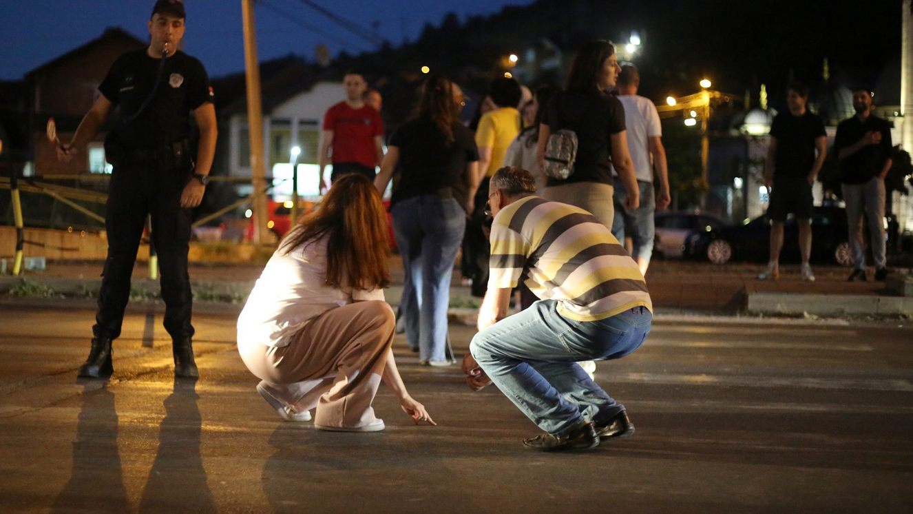 Građani čučnuli na pešačkom prelazu
