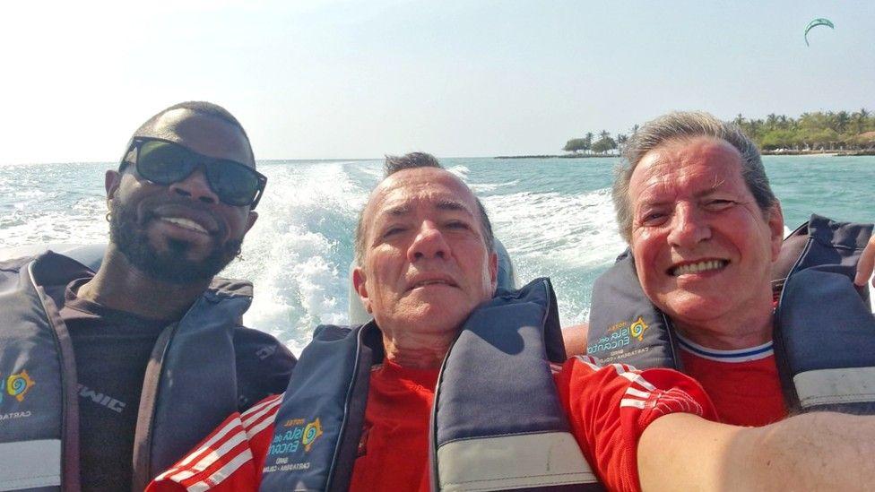 Seks, ubistva i tela u koferima u Londonu 1 Jostin Moskuera (L), Albert Alfonso (M) i Paul Longvorth (R) prave selfi dok se po moru