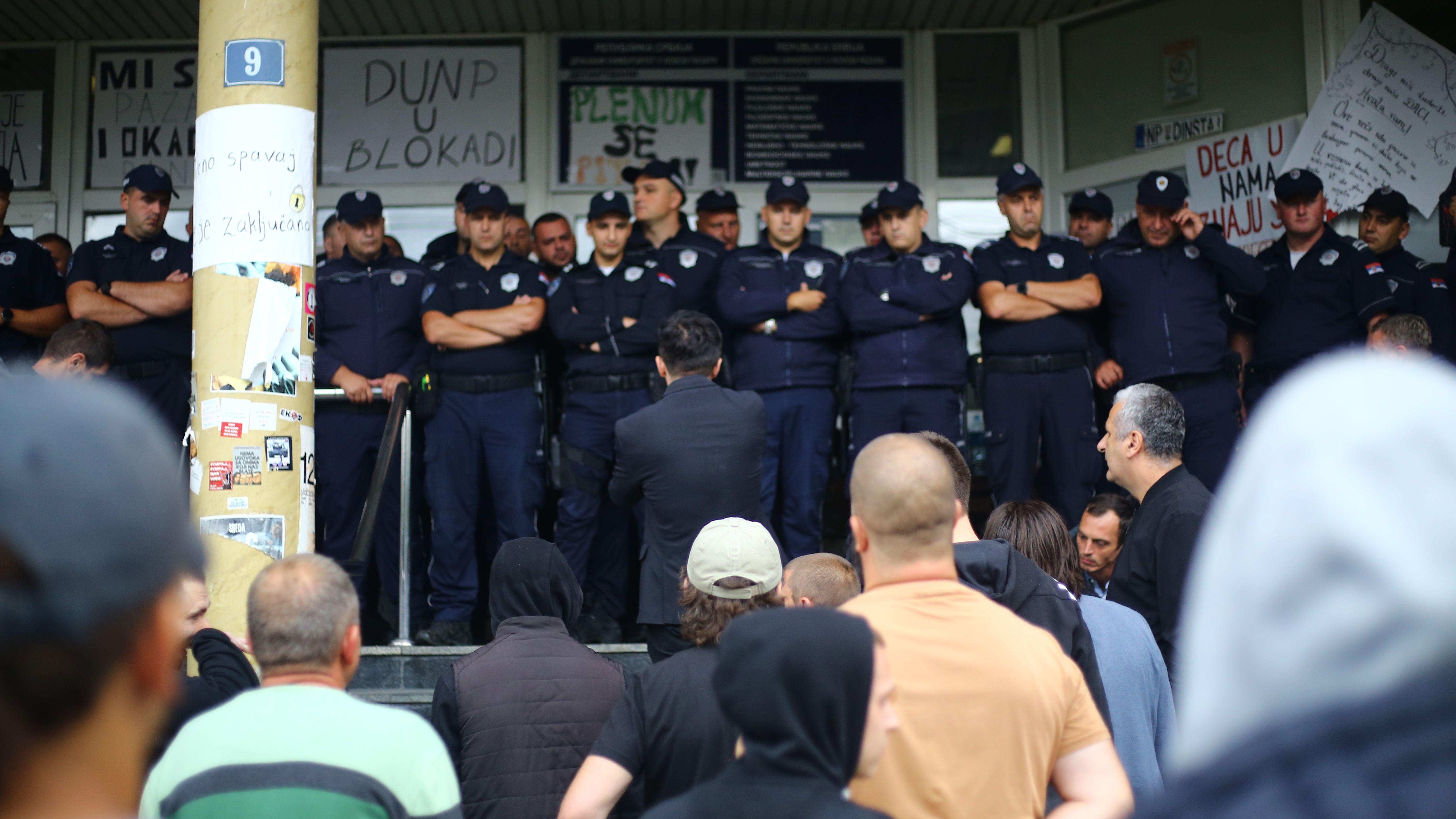 Priveden još jedan student, protesti u Novom Pazaru 2 Protest građana i policije ispred fakulteta