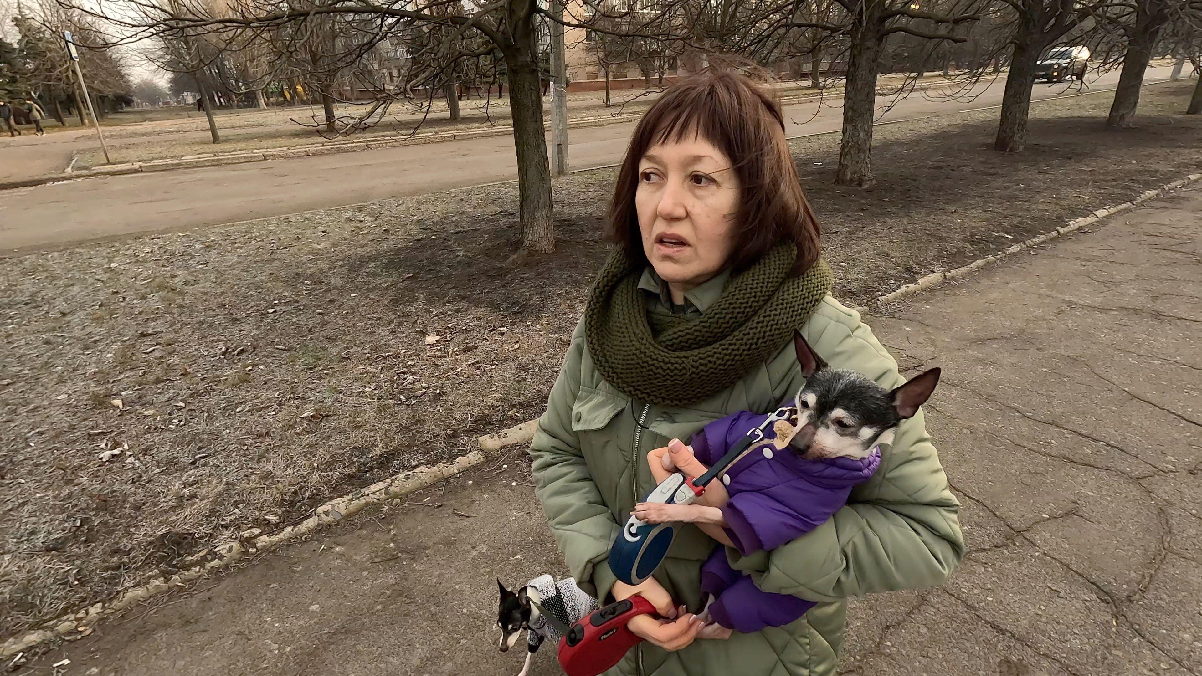 Žena drži psa u ruci