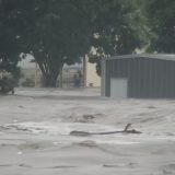 Reka preko noći porasla sa dva na preko devet metara: Nekoliko mrtvih i nestalih u poplavama u Teksasu (VIDEO) 3