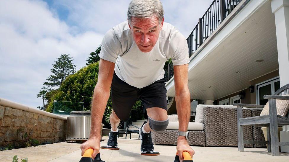 Šta nam 'supermatorci' govore o zdravom starenju 1 Erik Topol radi plank vežbu