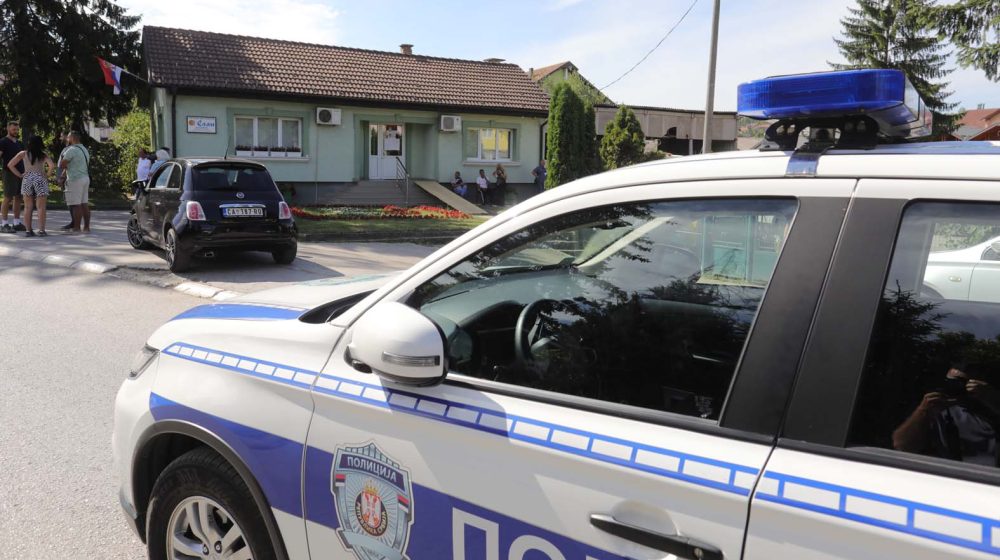 MUP o incidentima u Kosjeriću: Jednom policajcu konstatovan potres mozga 1