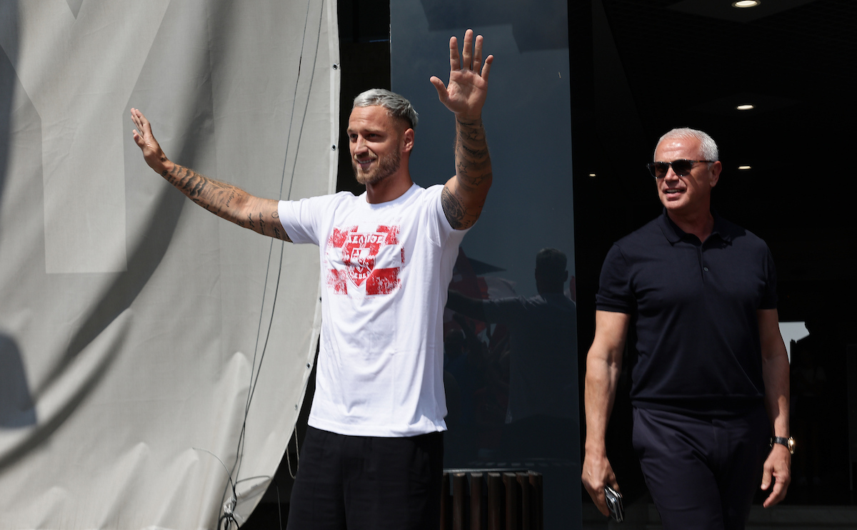 Zvezda pokazala koliko joj znači dolazak Arnautovića: Terzić vozio najveće letošnje pojačanje od aerodroma do stadiona 2 Zvezda pokazala koliko joj znači dolazak Arnautovića: Terzić vozio najveće letošnje pojačanje od aerodroma do stadiona 2