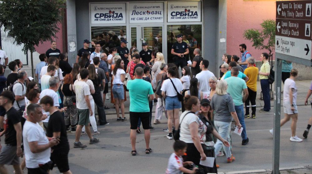 Leskovčani pokazivali policiji fotografije prebijanja demonstranata po Srbiji 1