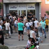 Leskovčani pokazivali policiji fotografije prebijanja demonstranata po Srbiji 1