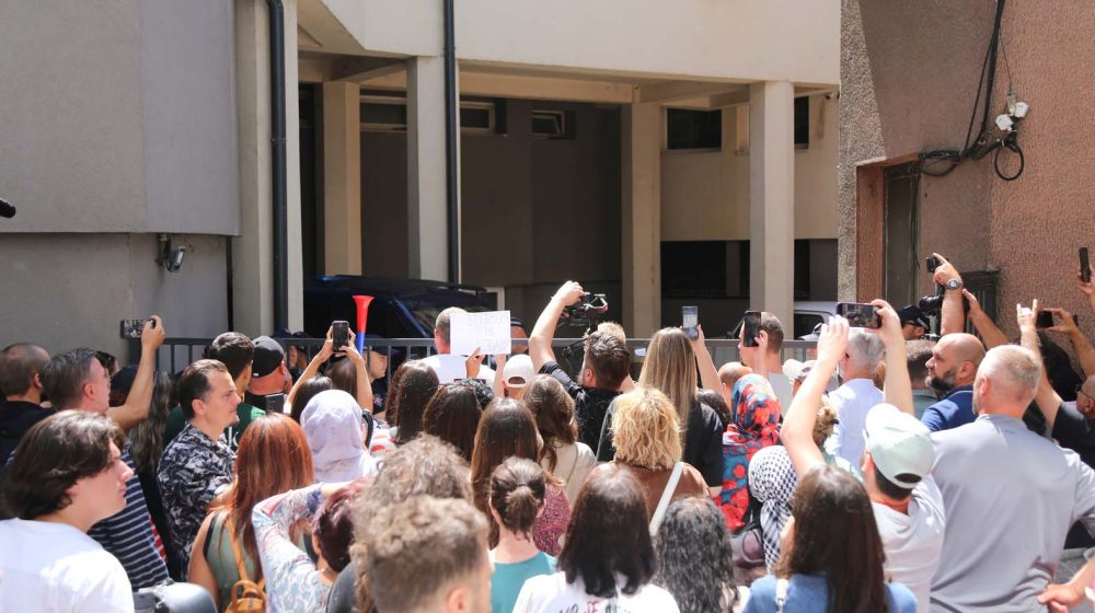 Građani i studenti blokirali Osnovni sud u Novom Pazaru, traže da se dva mladića puste iz pritvora 1