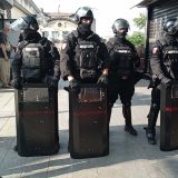 Maskirani pred građane, pred huliganima bez fantomki: Zašto Žandarmerija ne sakriva lica kada obezbeđuje utakmice, a to radi na protestima? 5