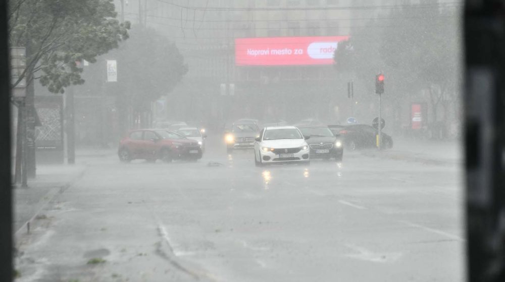 Olujno nevreme pogodilo više gradova u Srbiji: Grad, poplavljene ulice i polomljeno drveće (VIDEO, FOTO) 1