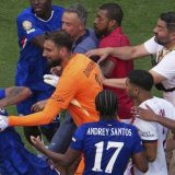 Tuča na kraju finalne utakmice između Čelsija i PSŽ: Trener Parižana nokautirao Žoao Pedra (VIDEO) 5