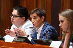 Predsednica Skupštine Ana Brnabić reagovala je na izjavu bivšeg predsednika Srbije i predsednika Socijaldemokratske stranke Borisa Tadića da aktuelna vlast prisvaja zasluge za puteve koje je gradila prethodna, upitavši da li je Tadić "izlapeo" i poručivši da je dobro što je Srbija preživela njegov režim.