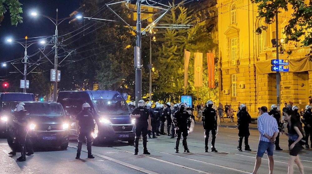 Sukob građana i policije kod Vukovog spomenika, uhapšeni maloletnici 1