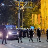 Sukob građana i policije kod Vukovog spomenika, uhapšeni maloletnici 3