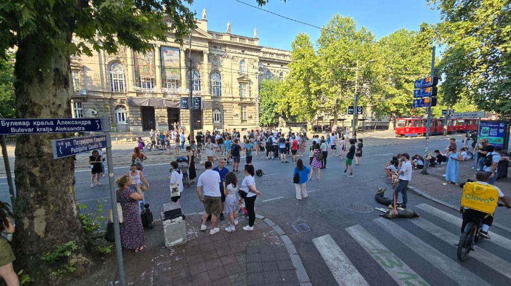 „Budite nova struja promena“: ETF u blokadi poželeo sreću maturantima na prijemnom 1