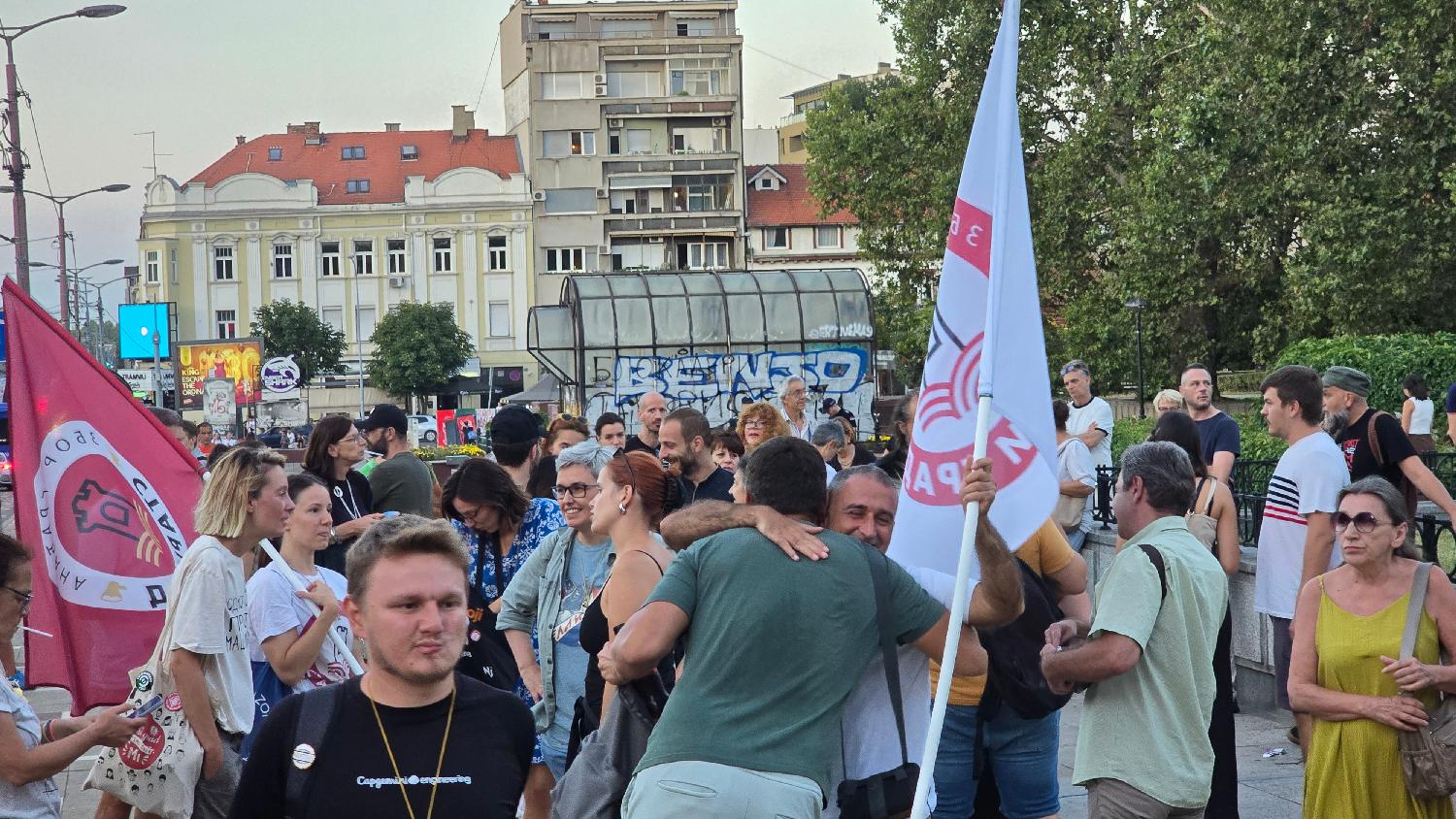 Pravda spava, vi nećete: Građani ispred zgrade u kojoj živi Olivera Zekić (FOTO; VIDEO) 2