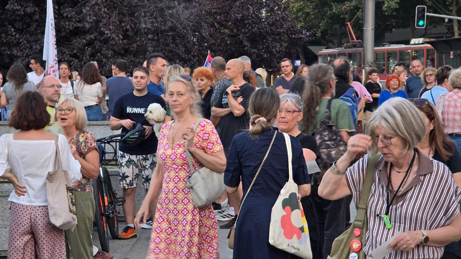 Pravda spava, vi nećete: Građani ispred zgrade u kojoj živi Olivera Zekić (FOTO; VIDEO) 3