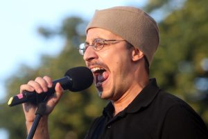 Student Fakulteta muzičkih umetnosti Nikola Marčetić rekao je da je današnjih skup jedan od najvažnijih, pošto se na njemu šalje poruka narodu na Kosovu i Metohiji da su studenti uz njih.