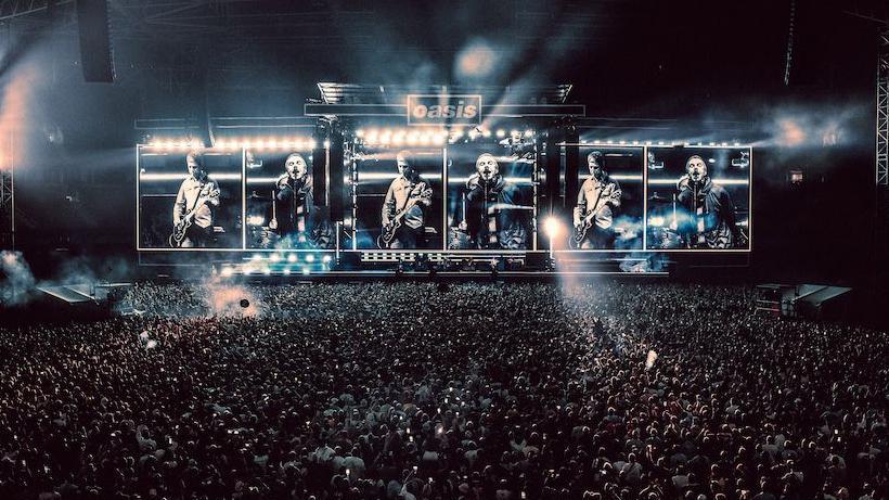 Spektakularan povratak grupe Oejzis: Masovna euforija i horsko pevanje publike 2 Na stadionu je bio zatvoren krov, što je nastupu dalo neobičnu dozu intimnosti