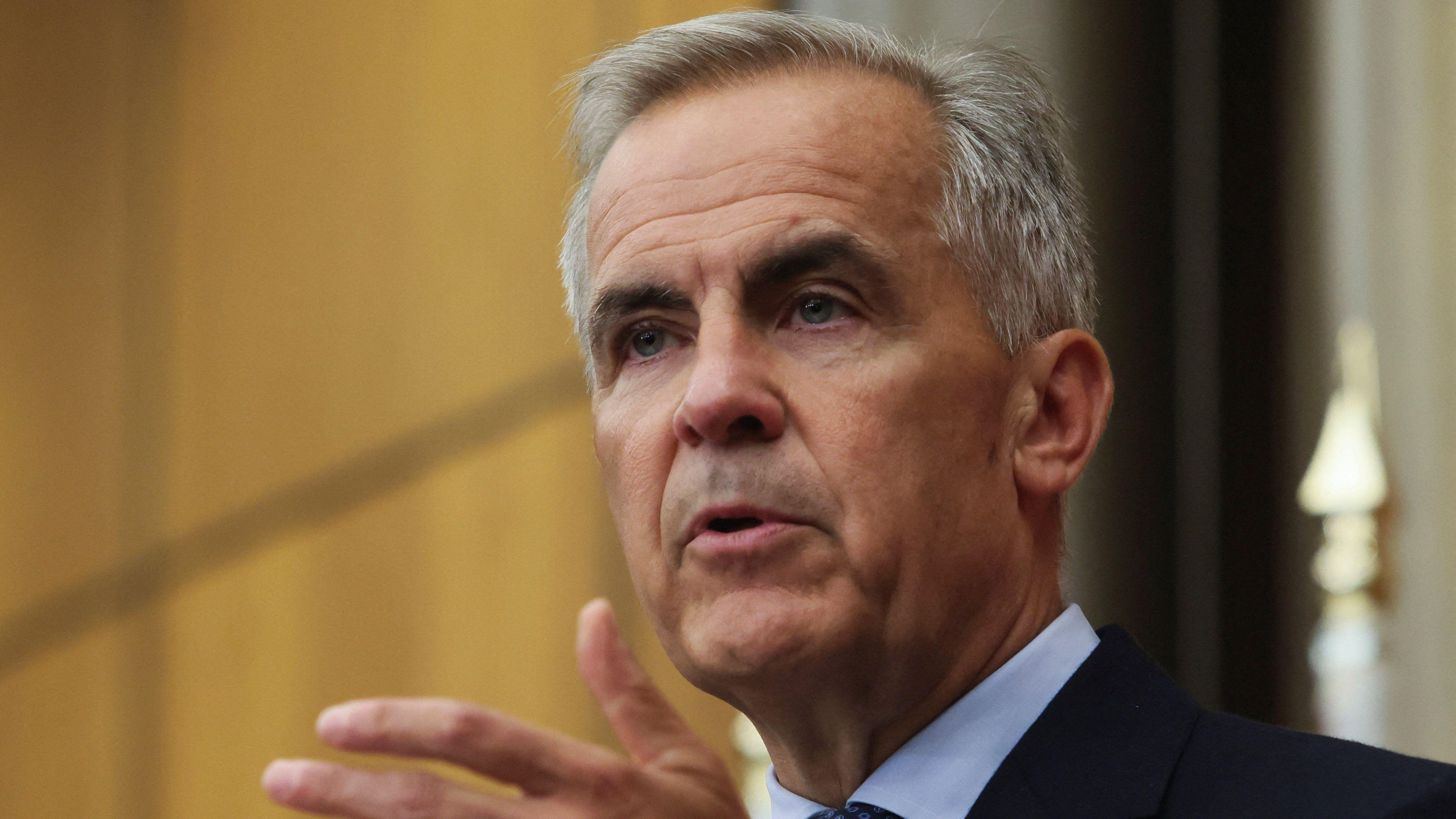 Kanada se pridružila Francuskoj i Velikoj Britaniji u najavi priznanja Palestine 1 Mark Karni, premijer Kanade, u obraćanju medijima, gestikulira rukom. Ima sedu kosu, tamno odelo i belu košulju sa tamnom kravatom