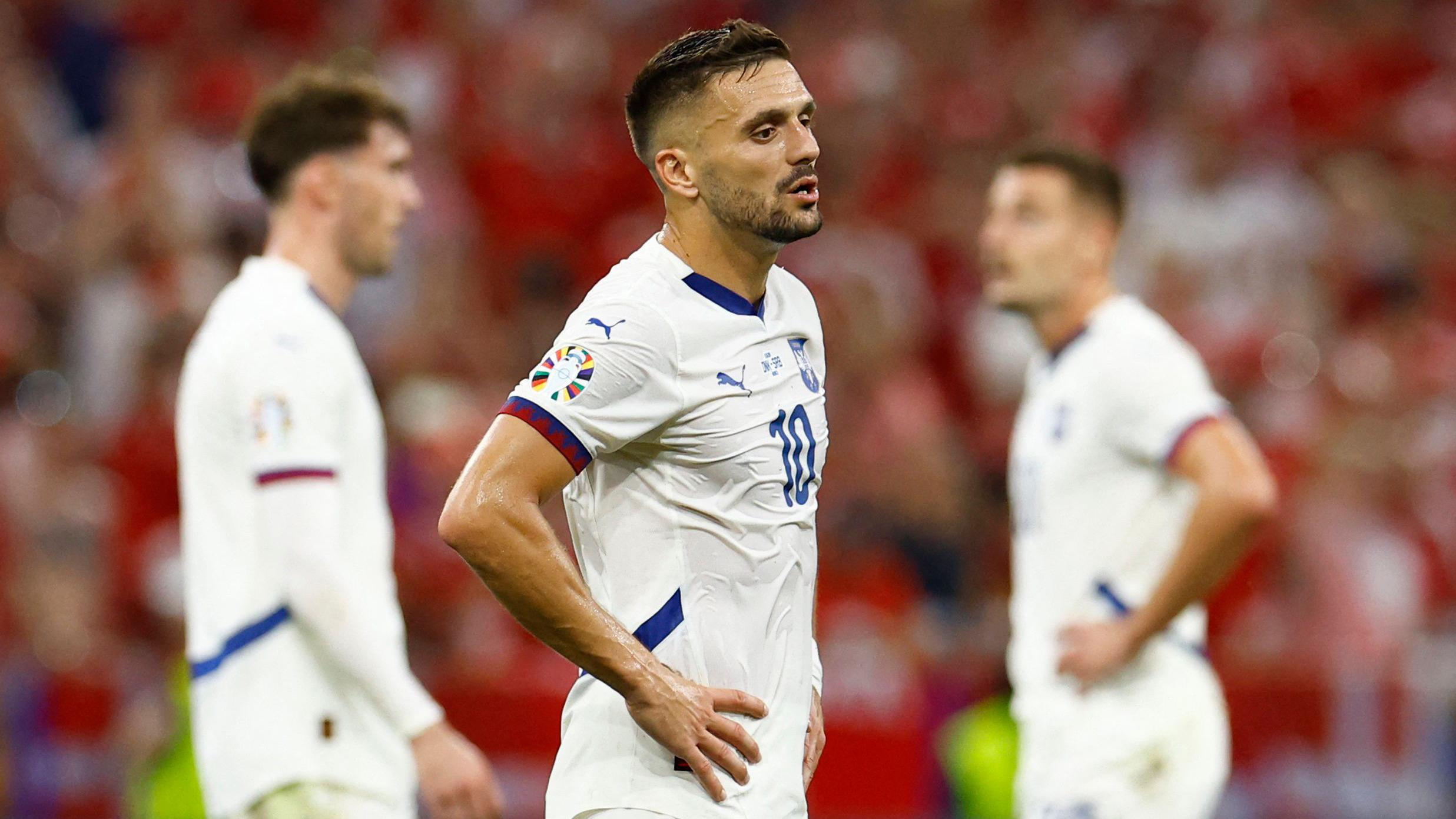 Dušan Tadić i Crvena zvezda - šta se dešava 1 Dušan Tadić u belom dresu Srbije na utakmici sa rukama na struku, iza njega dva igrača