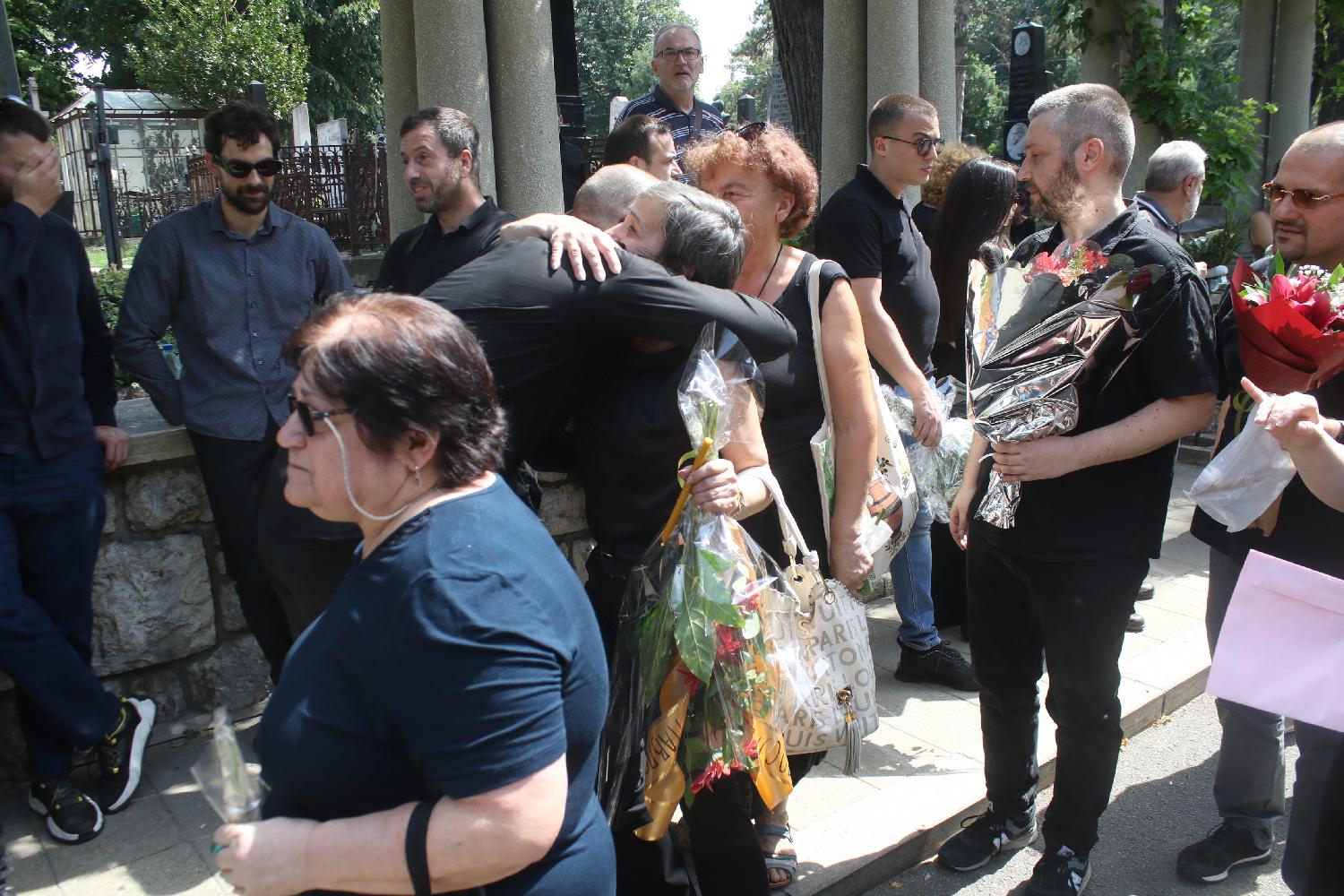 Na Novom groblju porodica, prijatelji i kolege oprostili se od Zorana Sekulića (FOTO) 2 Na Novom groblju porodica, prijatelji i kolege oprostili se od Zorana Sekulića (FOTO) 2