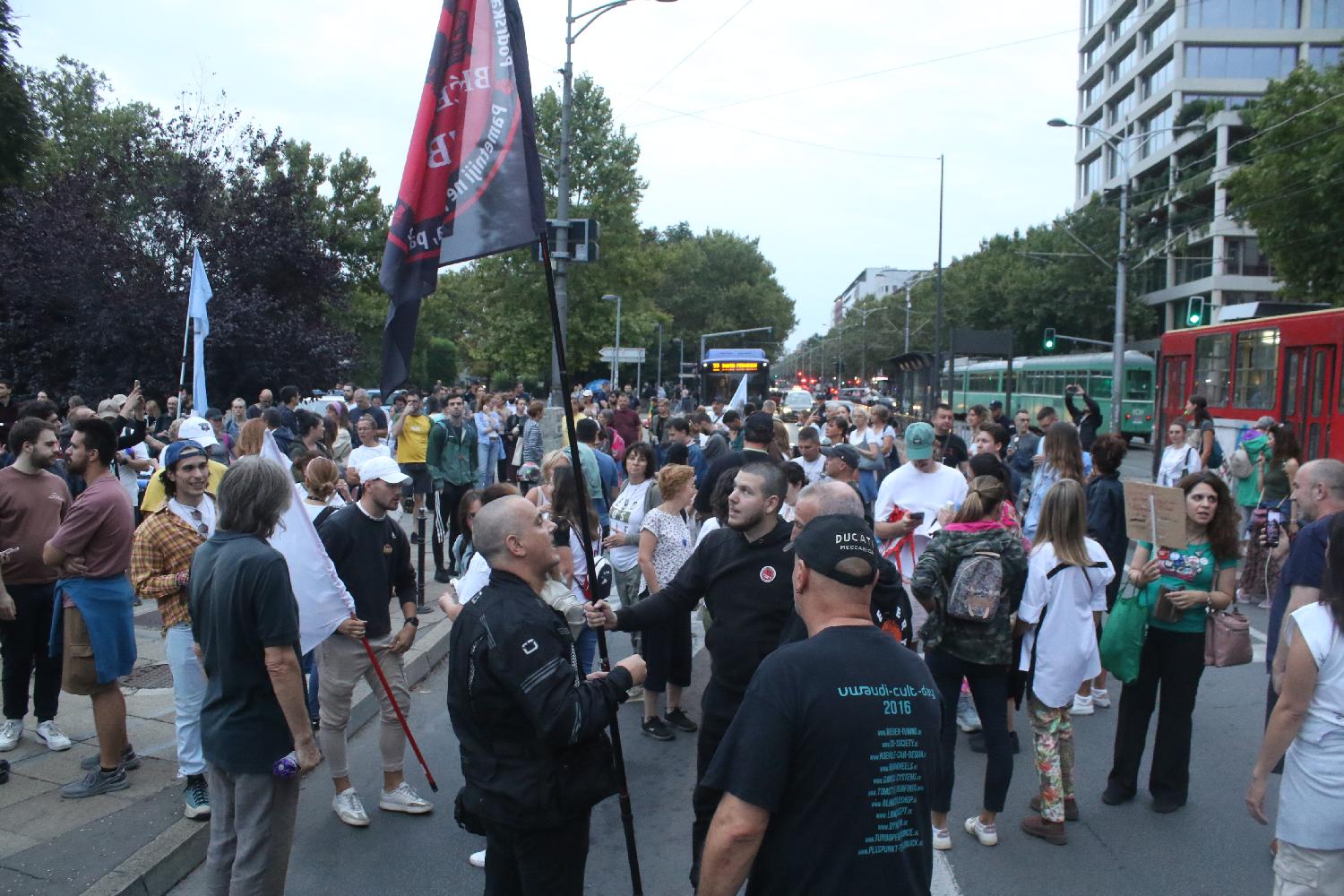 Protesti podrške novopazarskim studentima širom Srbije: Policija koristila biber sprej protiv demonstranata u Novom Sadu, sukobi Žandarmerije i građana u Kraljevu (FOTO, VIDEO) 8