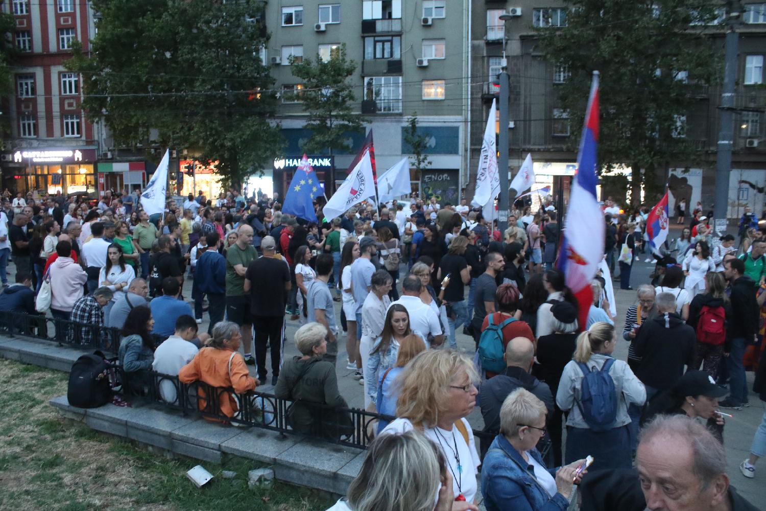 Protesti podrške novopazarskim studentima širom Srbije: Policija koristila biber sprej protiv demonstranata u Novom Sadu, sukobi Žandarmerije i građana u Kraljevu (FOTO, VIDEO) 7