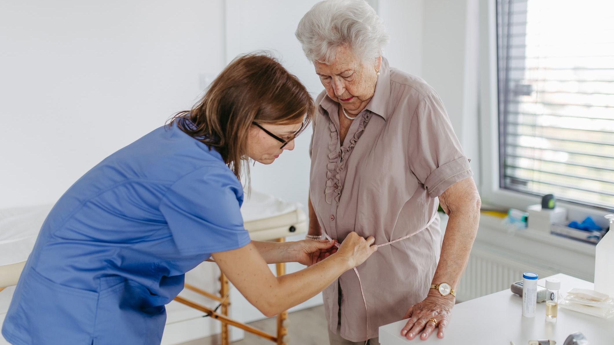 Šta nam 'supermatorci' govore o zdravom starenju 3 medicinska sestra meri obim struka ženi