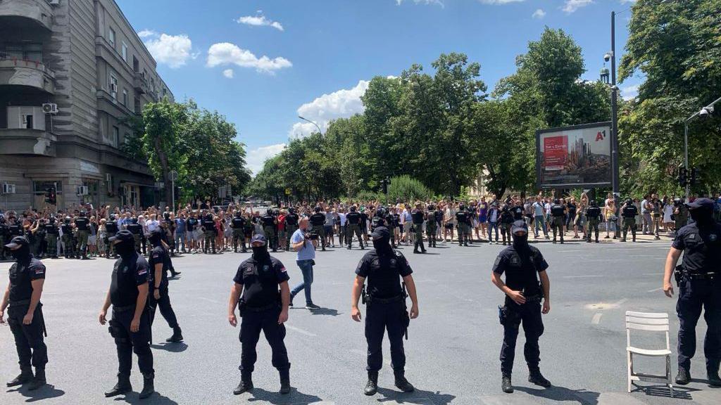Kada policajci mogu da nose fantomke 1 Policija u centru Zemuna u fantomkama
