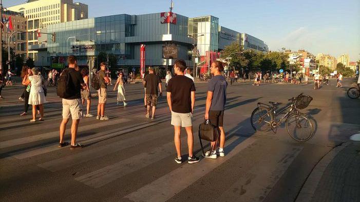 'Sve da stane': Privođenja zbog mobilnih blokada u gradovima širom Srbije 4 Ljudi stoje na raskrsici