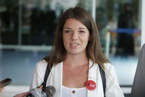 Članica predsedništva Stranke slobode i pravde Valentina Reković oglasila se nizom pitanja o tome ko je odgovoran za niz događaja koji su reultirali političkom krizom u zemlji.