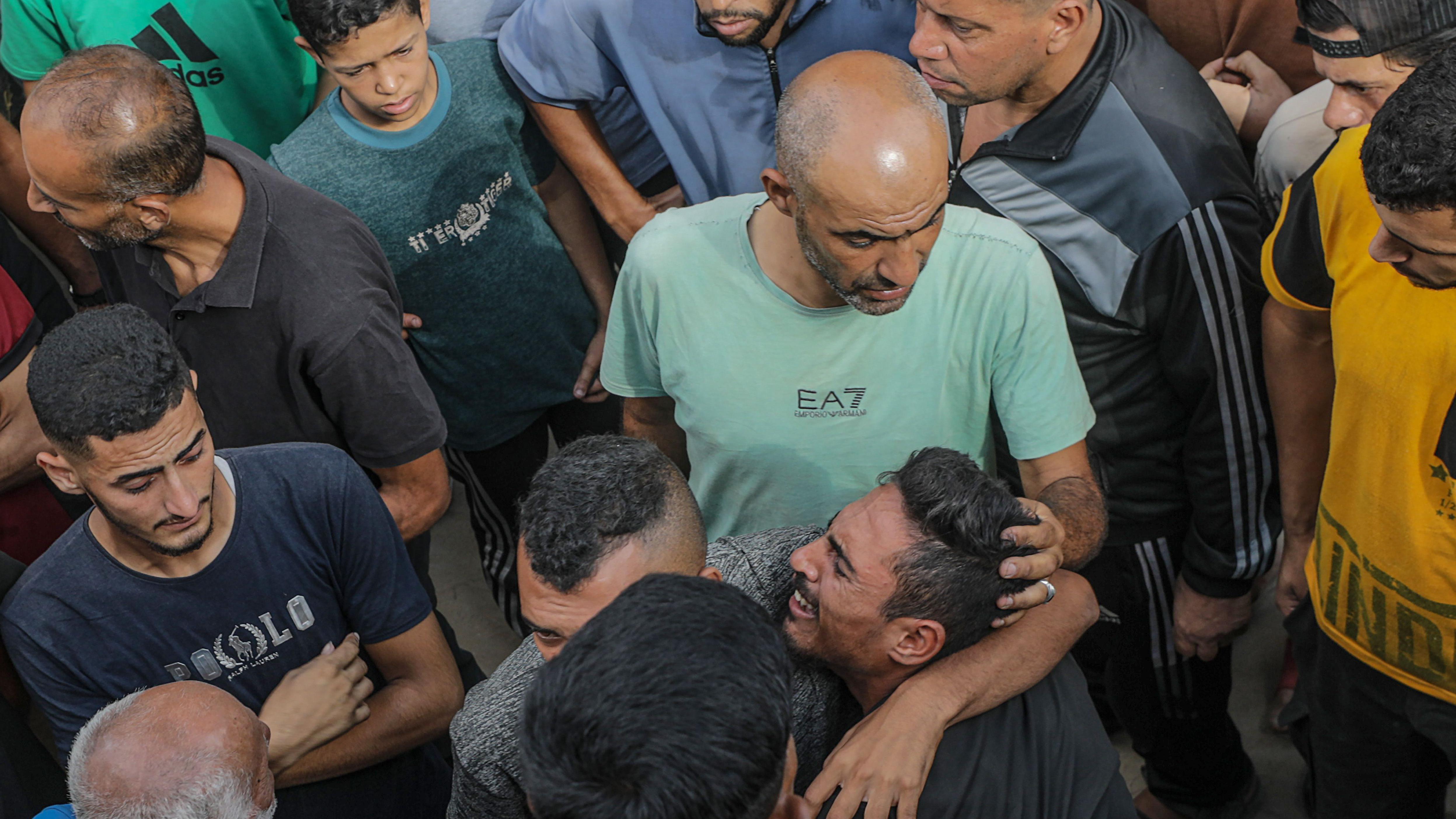 Dok je Trampov izaslanik u Izraelu, u Gazi ginu čekajući u redu za pomoć 1 Mukarci stoje posle napada u Gazi