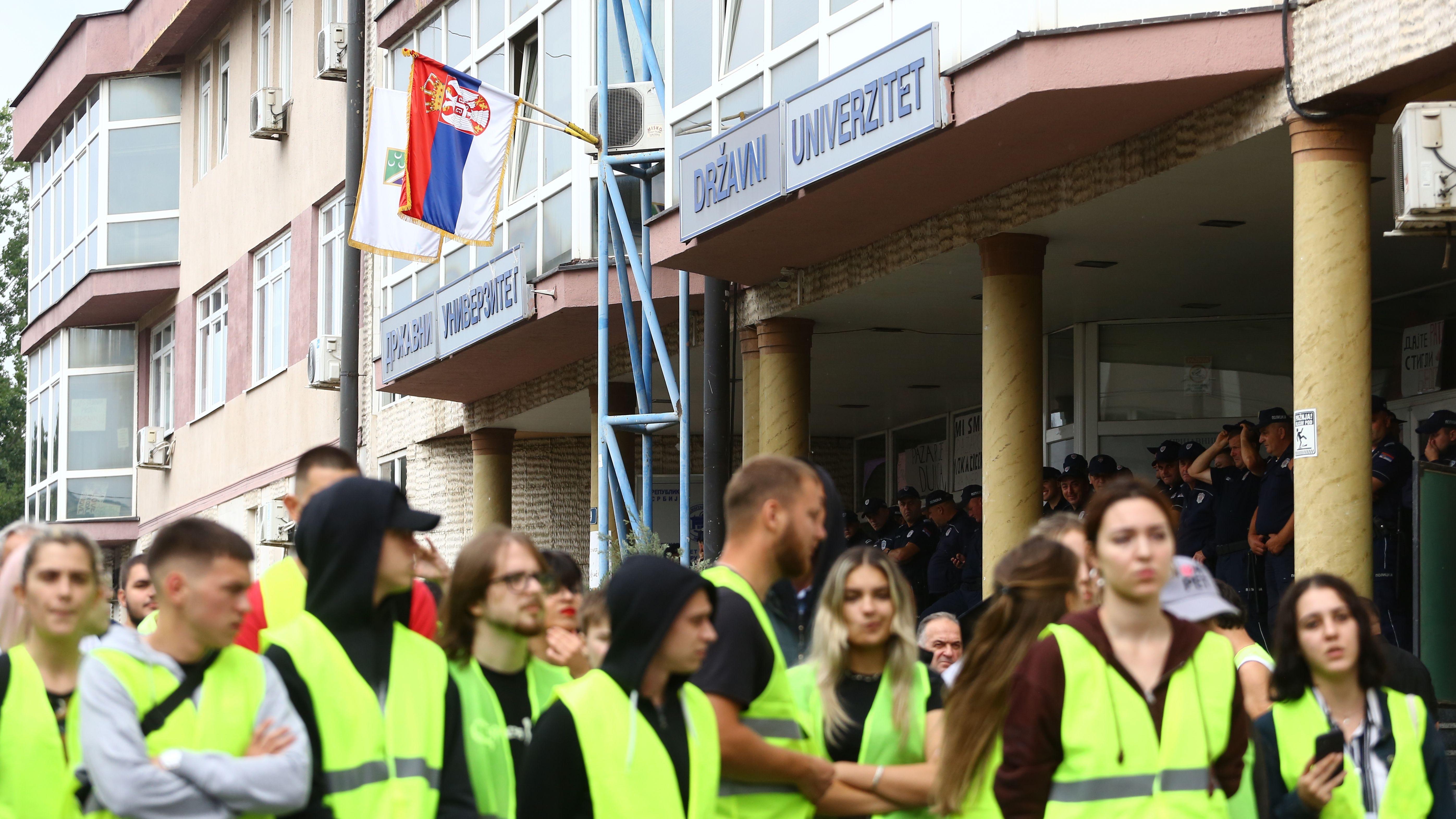 Incidenti u Novom Pazaru ispred univerziteta: Studenti se vratili u zgradu, privedeno 10 ljudi 7 Studenti u žutim prslucima ispred zgrade Državnog univerziteta u Novom Pazaru