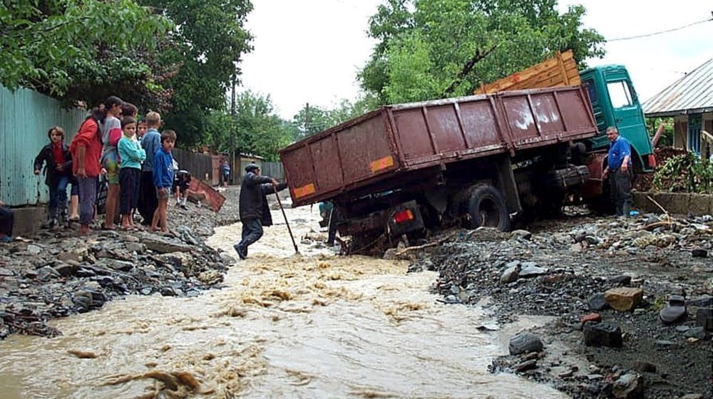 "Nikad nisam doživeo nešto ovakvo": Jaka oluja praćena bujičnim poplavama u Rumuniji, ima stradalih (VIDEO) 1