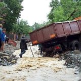 "Nikad nisam doživeo nešto ovakvo": Jaka oluja praćena bujičnim poplavama u Rumuniji, ima stradalih (VIDEO) 5