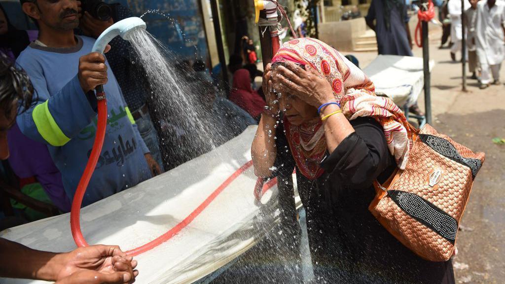 Šta je 'temperatura vlažne sijalice' i zašto je važna 1 žena se poliva vodom