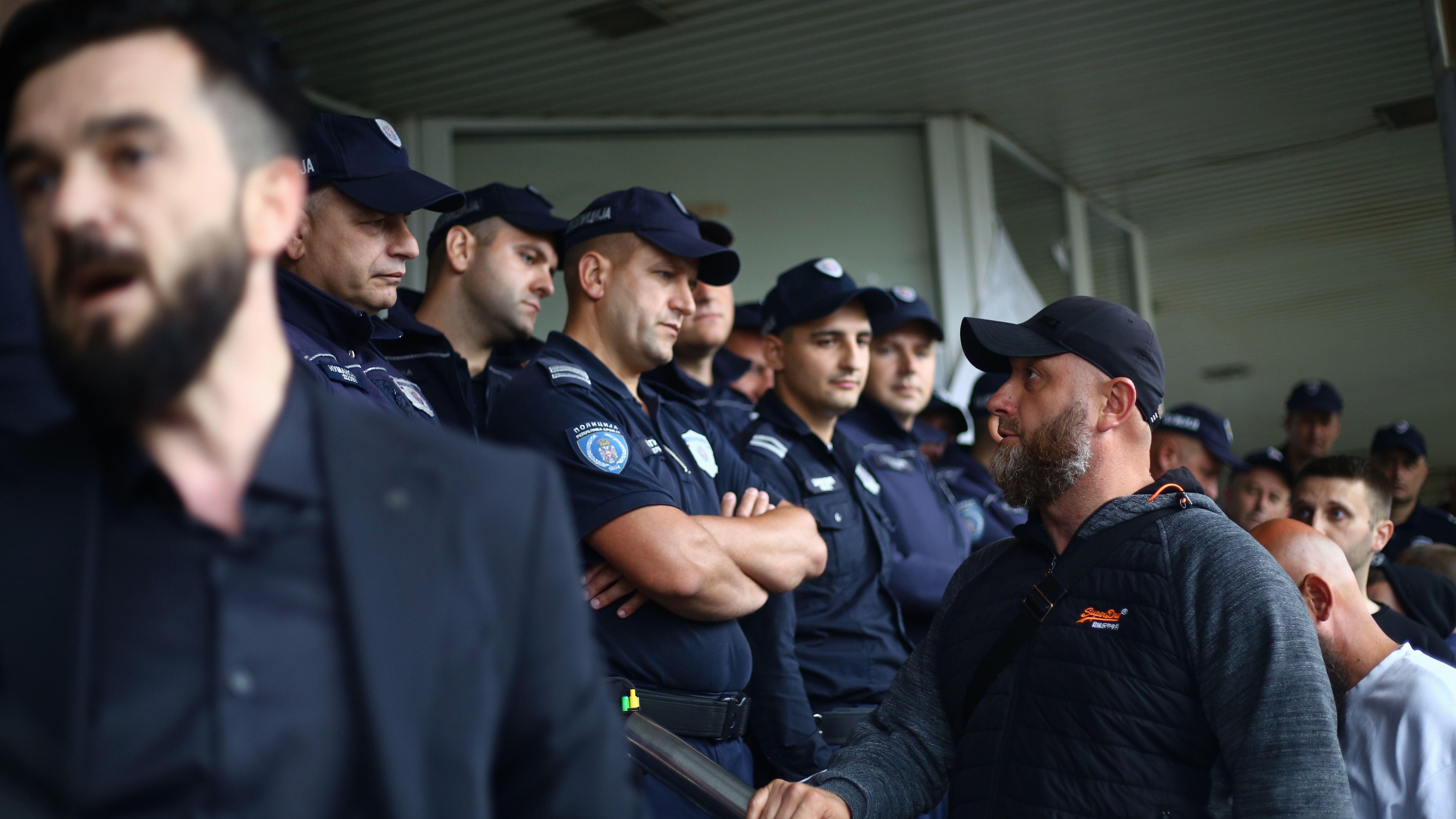 Priveden još jedan student, protesti u Novom Pazaru 3 Muškarac u plavoj majici gleda u policajca napolju